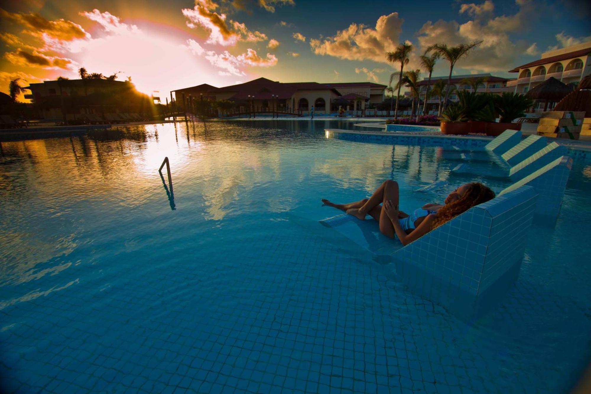 Grand Palladium Imbassai Resort & Spa Зручності фото Sunset at Iberostar Grand Hotel Bávaro